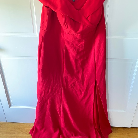 Xscape dramatic off the shoulder red gown size 18w - Picture 4 of 5
